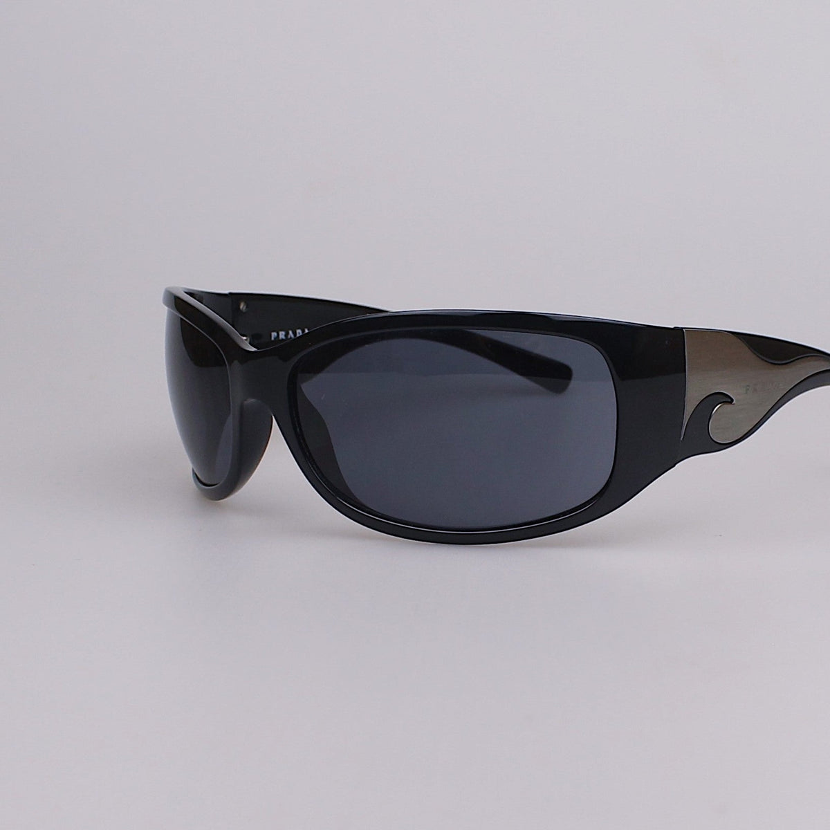Prada SPR 03G — arquivo Y2K